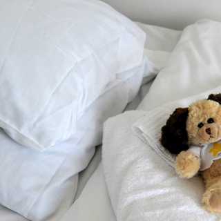 Hård kritik mot Kalla faktas granskning av barnhospice, jakten på politiska nyheter bakom kulisserna, ovanlig Hemnet-journalistik i Bohuslän