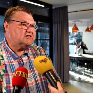 Sverigedemokratisk motattack, ommöblering i svenska dagstidningsägandet får konsekvenser, ständigt prisregn över skrytsamma medier