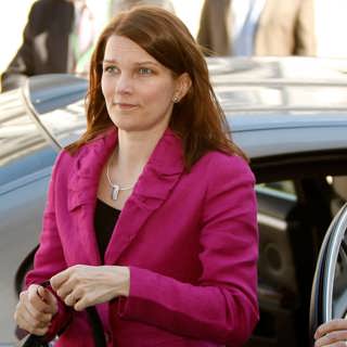 Mari Kiviniemi pressad av Sannfinnar
