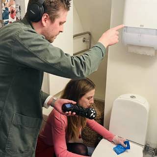 REPRIS: Kokainjakt i journalistkorridorer och påverkansoperande toaletter