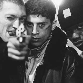 Medan vi faller – kultfilm inifrån kravallerna i fransk förort