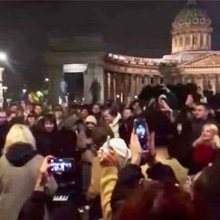 Crowds in St Petersburg sing about overthrowing Putin