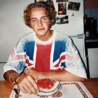 Han tar bussen iväg till ett hus och en mintgrön balkong