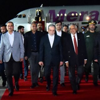 US and Iran travel to Pakistan for peace talks