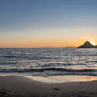 đŽđđ” FALL ASLEEP to the Sound of WAVES and a RELAXING Melody