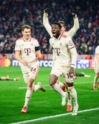 Bayern & Benfica leave it late to progress