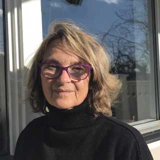 Suzanne Reuter köpte kritiserat minnespiller: ”Det är trams”