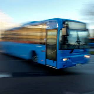 Unga på bussen söker lugn i sin egen bubbla