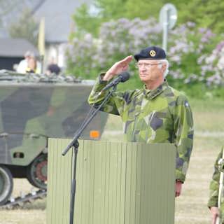 Varför bär kungen fältuniform vid invigning