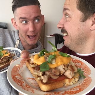Macka 22: Kyckling och råstekt potatis med smält cheddarost