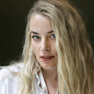 Ida Engvoll växlar skådespeleri med getmjölkning