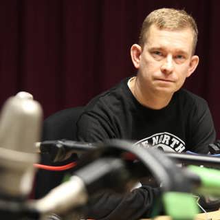 Erik Niva ger sig ut på poddturné: Skräckblandad nyfikenhet