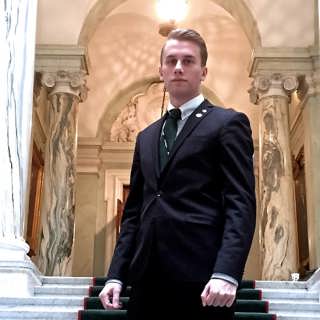 Yngst i Riksdagen: "Man skaffar sig ovänner"