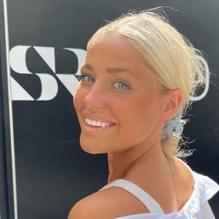 Artisten Klara Hammarström om uppväxten med tio syskon: "Fullt hus"