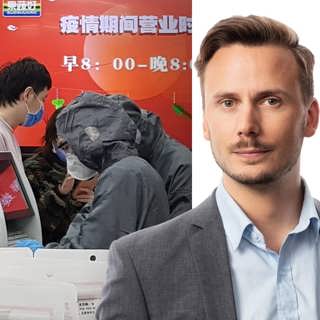 Butikspersonalen har skyddsdräkter: Björn Djurberg, Peking