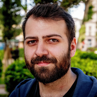 Enorme demonstrasjoner, politivold og Georgias blodige historie med Russland. Gjest: Goga Vachnadze