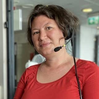 Ina Lundström ställer udda frågor till partiledarna: Blir lite stelt emellanåt