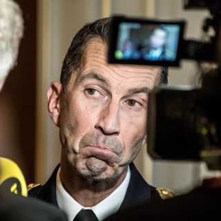 Sågande tidningsrecension följdes av köpt mathyllning, ubåtsjournalistiken kommer aldrig till botten, talande högtalare tilltalar medier