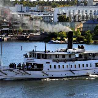 200-åriga ångbåten tuffar på