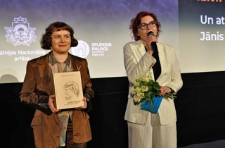 Inese Saulīte-Zandere iepazīstina ar apjomīgo krājumu par Jāni Peteru