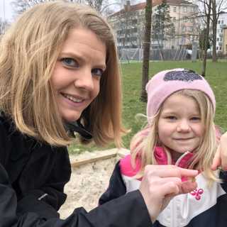 Hon hittar fossil från dinosaurisernas tid i barnens sandlådor
