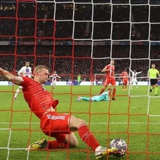 Bayern see past Paris, Milan hold Spurs to progress