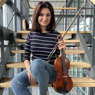 Ava Bahari: Fiolen är min bästa vän