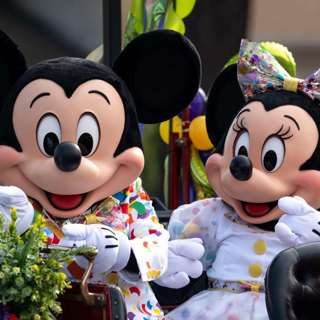 Hochul Halts NYC Pricing, Disney's $17B Theme Park Deal, Curtis Bashaw Shocks GOP Primary, Air Quality Alerts in Northeast, and more...