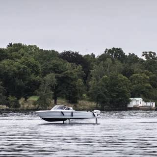 Så fungerar svävande fritidsbåtar på el