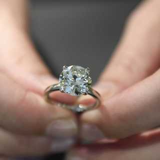 TV-frieri blev PR-succé för förlovningsringsföretag, driver medier bunkring? och extrema innehållet som utmanar nätjättarna