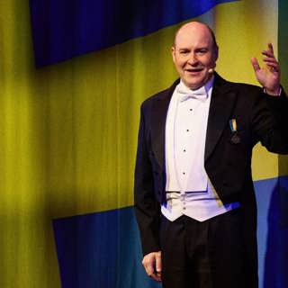Henrik Dorsins Sverigebilder passerar i revy