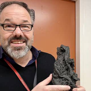 Hans farliga jakt på glödande lava hjälper oss att leva med vulkaner