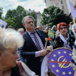 EU Countermoves Trump Tariff Plan, Bulgaria Protests Eurozone Entry, Aviation Strives for Net-Zero 2050, Fugitive Arrested in Milan, and more...