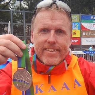 Anders springer världen runt – med död tolvåring