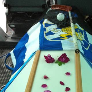 Kvinnan med kistan i bilen