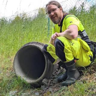 Rune undersöker djurens tunnelsystem under vägarna
