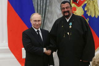Does Steven Seagal really know karate?