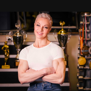 ”Mä en punnitse ruokia enkä kanna eväitä mukana” – 12-kertainen fitness-lajien maailmanmestari Hanna Skyttä rikkoo perinteisiä mielikuvia lajista