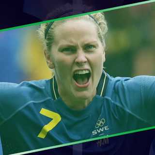 Lisa Dahlkvist och låtsasgubben på läktaren
