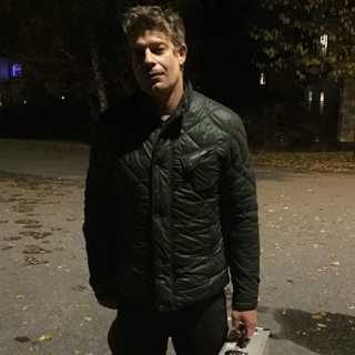 Paolo åker hem till folk på kvällen och forskar om hur de sover i sina egna sängar (R)
