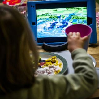 Gör nya råd om barns skärmtid bara föräldrar mer stressade och oroliga?