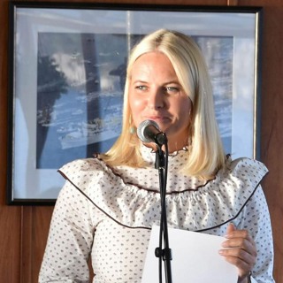 #104: Kronprinsesse Mette-Marit og Carl Frode Tiller på Litteraturtoget