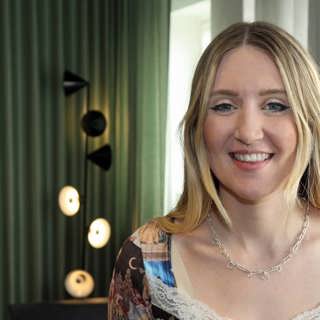 Hon kände sig udda i Nybro - nu toppar hon listorna! Stjärnskottet Myra Granberg gör den glada musiken med de dystra texterna.