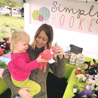 How to Sell More at Craft Markets: 5 Proven Tips for Crochet Booth Setup, Pricing & Product Selection (10 Years Experience)