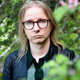 07/22: Mikko Nenonen tutkii esikoisrunokirjassaan pyhyyttä – "Kun ihminen koskettaa toista, toisen ihoa, hän koskettaa jumalallista"