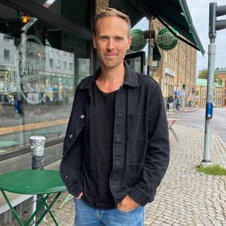 Jacob sparar 5 000 kronor varje år – genom att pruta på tv och bredband