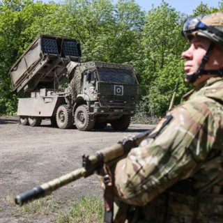 Как Россия пытается наступать сразу на всех фронтах