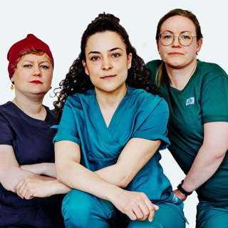 04/22: “Monet miettivät kannattaako edes valmistua” – Kiire, uupumus ja työn merkityksen kyseenalaistaminen ovat arkipäivää hoitoalalla