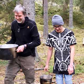 Falafel över lägerelden och Strandstuviken från hästryggen