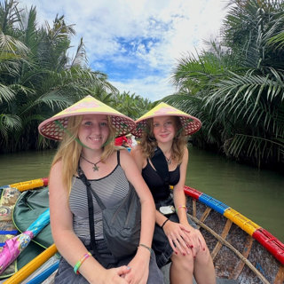 For et år siden døde Freja og Anne-Sofie af metanol-forgiftning. I dag føler deres forældre sig svigtet